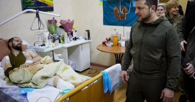 الرئيس الأوكرانى يزور المصابين جراء الحرب ويلتقط "سيلفى" معهم.. فيديو وصور