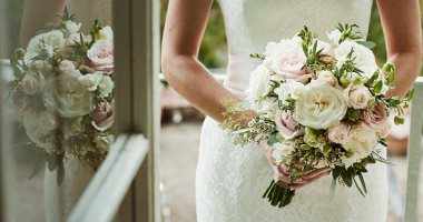كيف تختارين باقة زهور زفافك؟ تفاصيل الفستان بتفرق