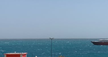 الرياح تضرب البحر الأحمر وتوقف الحركة البحرية وإغلاق ميناء الغردقة.. لايف