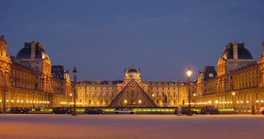 فرنسا تغلق متحف اللوفر فى باريس بعد إنذار بوجود قنبلة