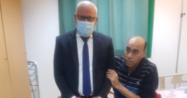 محافظ بورسعيد يزور عضو مجلس إدارة المصري السابق بعد تعرضه لوعكة صحية
