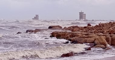 توقف الصيد بميناء بورسعيد بسبب "نوة الحسوم" تزامنا مع موجة الطقس السيئ.. صور
