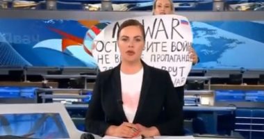 العربية: محتجة على حرب أوكرانيا تقتحم ستوديو القناة الأولى فى التلفزيون الرسمي الروسى