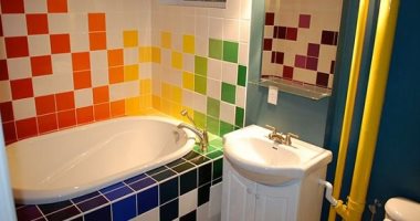 أفكار مختلفة لديكور الحمام ببلاط متعدد الألوان.. "النتيجة مبهجة"