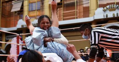 مصارعة السيدات.. فعاليات كرنفال الكوليتا الشعبى فى شوارع بوليفيا