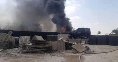 استمرار محاولات السيطرة على حريق مصنع تنر وبويات أبو رواش بكرداسة.. صور