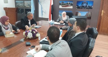 نائب محافظ القاهرة تناقش خطة تطوير قرية الفواخير بمصر القديمة