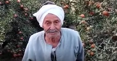 الأيادى الشقيانة.. عم الشحات 85 عاما يعمل حارسا بمزرعة وأمينا عليها.. فيديو وصور