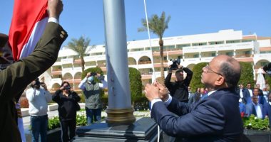 وزير التنمية المحلية يرفع العلم المصرى على أرض طابا فى ذكرى تحريرها