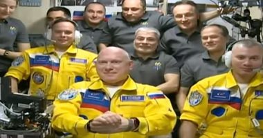 رواد فضاء روس يرتدون زيًا رسميًا يشبه ألوان العلم الأوكراني في مهمة إلى المحطة الدولية .. صور