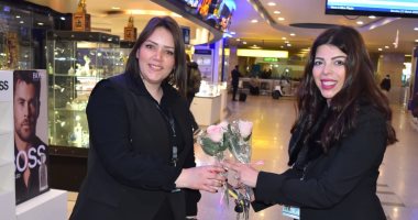 "مصر للطيران" تحتفل بعيد الأم بتوزيع الورود والتقاط الصور التذكارية