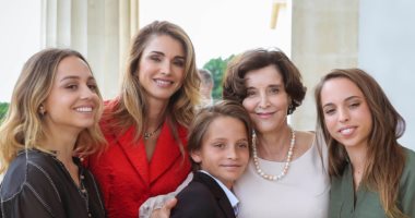 الملكة رانيا تحتفل بعيد الأم بصورة مع والدتها وأبنائها: كل عام وأنتم منورين حياتنا