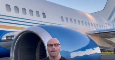 جون ترافولتا يحتفى بحصوله على رخصة قيادة طائرة "بوينج 737" .. فيديو