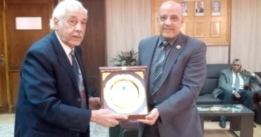 جامعة أسوان تكرم الدكتور أحمد الرشيدى تقديرا لدوره فى مبادرة صعيد بلا ثأر