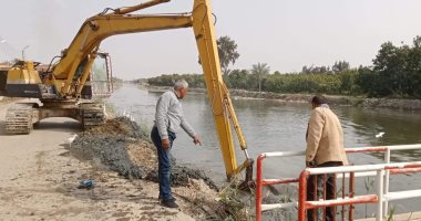 تطهير مأخذ محطات مياه بمدن القناة حفاظاً على سلامة المواطنين