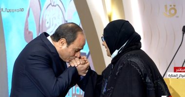 الرئيس السيسي يقبل يد الحاجة سميرة أحمد الأم المثالية الثانية
