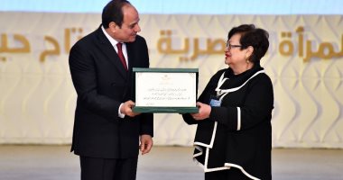 الرئيس السيسى يقبل رأس الحاجة مكة فى نهاية حفل تكريم المرأة المصرية
