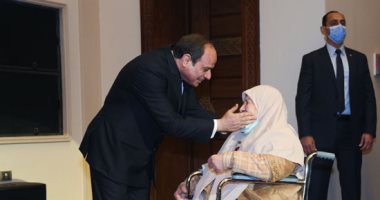 الرئيس السيسي يمسح دموع الحاجة بثينة محمد الأم المثالية من ذوى الهمم (فيديو)