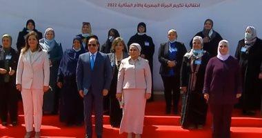 الرئيس السيسى والسيدة قرينته فى صورة تذكارية مع المشاركات بحفل تكريم المرأة