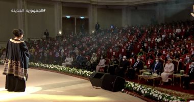 الرئيس السيسي والسيدة قرينته يشاهدان فقرة فنية بحفل تكريم المرأة المصرية