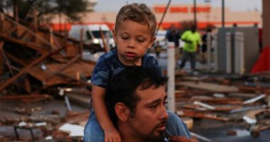 إعصار مدمر يضرب ولاية تكساس الأمريكية ويلحق أضرارًا بالمدارس والمنازل