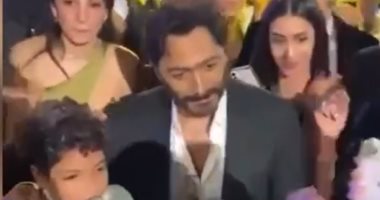 تامر حسنى يحمل طفل "الغزالة رايقة" فى حفل زفاف شام الذهبي ويشاركه الغناء