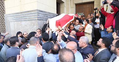 ملفوفا بعلم مصر.. وصول جثمان رجائى عطية إلى مسجد عمر مكرم لإقامة صلاة الجنازة