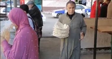مصر بخير.. صاحب فرن يعلن مبادرة لتوزيع الخبز مجانا ببورسعيد في رمضان (فيديو)