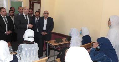 حوار بين محافظ بنى سويف وطالبات اليرموك الثانوية عن مبادرة حياة كريمة