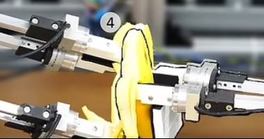 تطوير روبوت يمكنه تقشير الموز دون سحق الفاكهة الرقيقة بالداخل