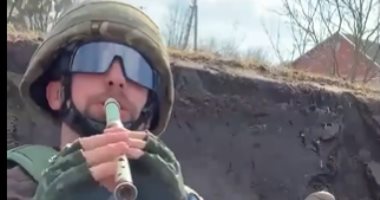إبداع من رحم المعاناة.. جندى أوكرانى يعزف لزملائه فى ساحة الحرب "فيديو وصور"