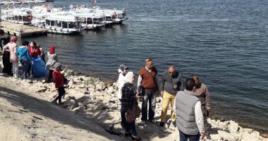 طلبة جامعة الأقصر ومجلس المدينة يطلقون حملة لتطهير شواطئ النيل.. صور