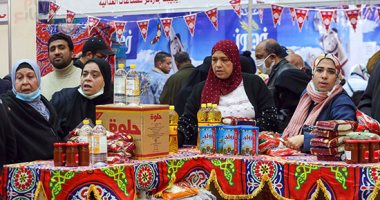أهلا رمضان.. إقبال كثيف من الأسر المصرية على معارض السلع الغذائية المخفضة
