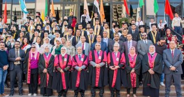 رئيس جامعة طنطا يشهد حفل تخريج دفعة جديدة من طلاب كلية الصيدلة
