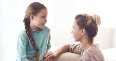 "بنتي بتكره شكلها".. 7 نصائح لتعزيز ثقة ابنك ومساعدته على تقبل نفسه