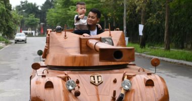 فيتنامى ينفق 11ألف دولار لتحويل سيارة إلى دبابة خشبية لابنه تجوب الشوارع