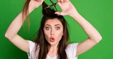 5 خرافات تضر صحة شعرك.. منها قص الشعر يجعله ينمو بشكل أسرع