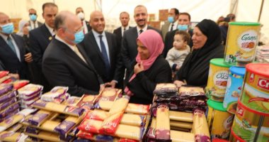 محافظ القاهرة يتفقد منافذ السلع الغذائية للتأكد من تخفيضات الأسعار