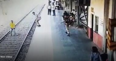 شرطى ينقذ مراهقا ألقى بنفسه أمام قطار بمحطة سكة حديد هندية.. صور وفيديو