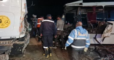 إصابة 10 أشخاص فى حادث تصادم على الطريق الصحراوى شمال أسوان..لايف