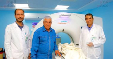 زاهى حواس يفحص مومياء شاب صغير بمستشفى سرطان الأطفال بالأقصر لمعرفة هويته