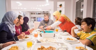 قبل رمضان .. قواعد إتيكيت دعوة الأقارب على الفطار خلال الشهر الكريم ..فيديو