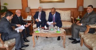 محافظ بورسعيد يستقبل نائب وزير التعليم لمناقشة المشروعات التعليمية الجارية