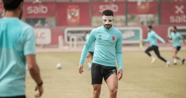 عبد المنعم يظهر بواقي الوجه في مباراة الأهلي ضد المصري.. فيديو