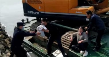 أبطال حقيقيون.. عمال مركب ينقذون أما وطفلها بعد غرق سيارتهما فى بحيرة بالصين
