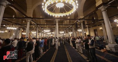 أول صلاة بمسجد الإمام الحسين بعد ترميمه.. ألبوم صور
