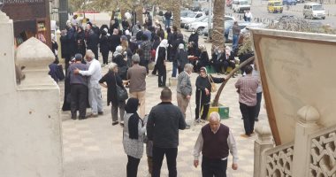 وصول جثمان شقيقة الفنان أشرف عبد الغفور لمسجد الحصرى لصلاة الجنازة 