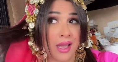 "خفة دم" ياسمين عبد العزيز فى تقليد أداء أغنية "الحلاوة دى" بطريقة طريفة.. فيديو