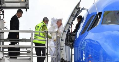 البابا فرنسيس يستخدم مصعد ذوي الاحتياجات لركوب الطائرة في روما.. صور
