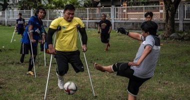 إندونيسى يمارس الرياضة بساق واحدة..إذا أردتم لعب كرة القدم فاتصلوا بى..فيديو